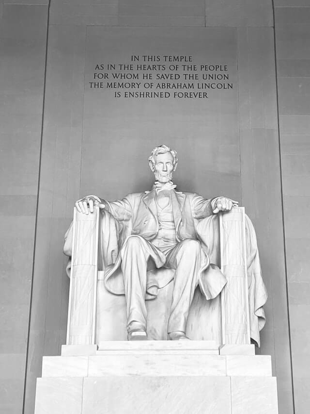 leadership-qualities-Lincoln-statue
